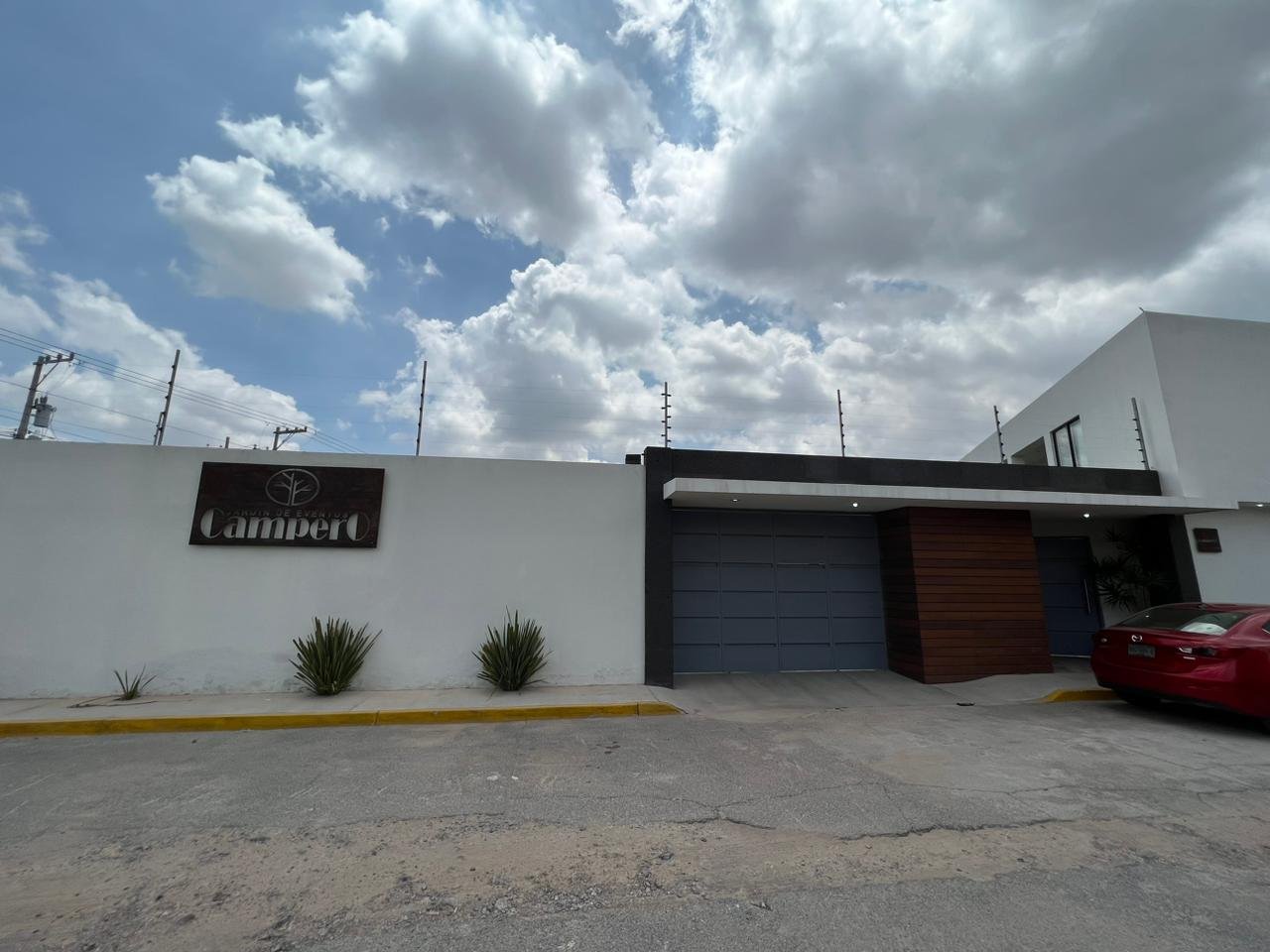 Fachada del jardín de eventos Campero