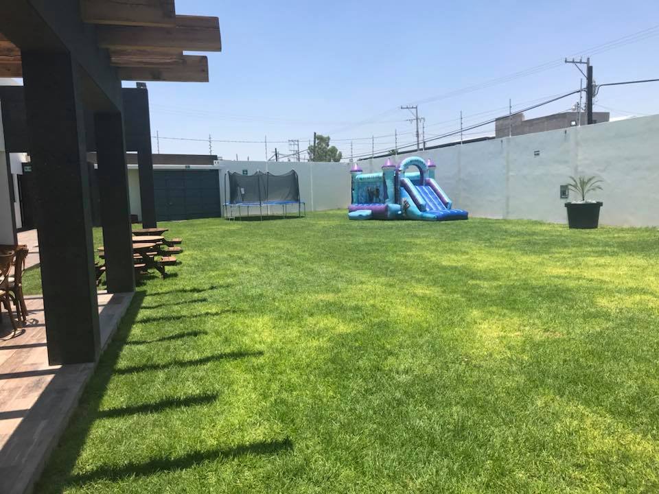 Jardín con juegos para niños