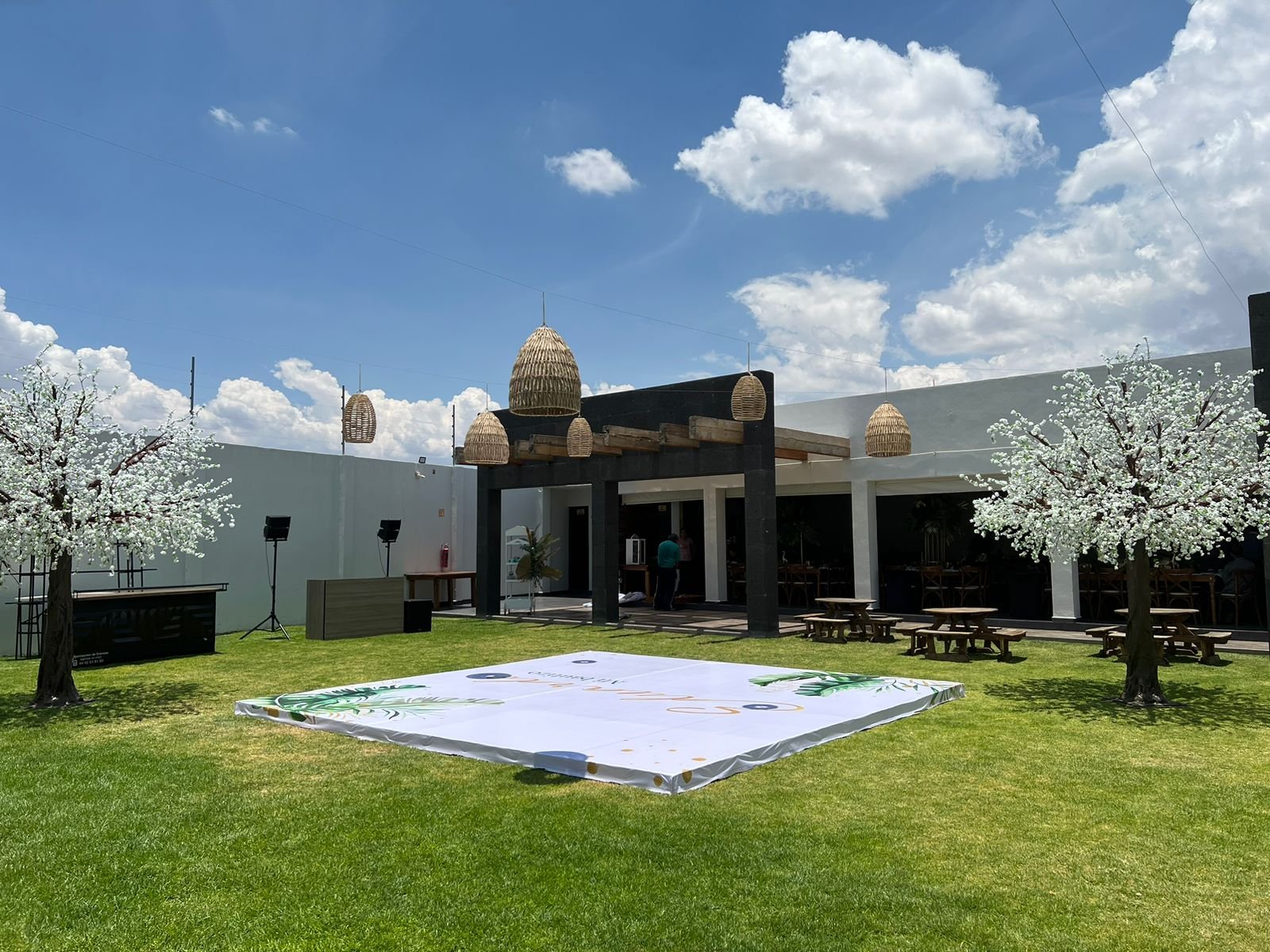 Jardín Campero con árboles en flor y cielo abierto