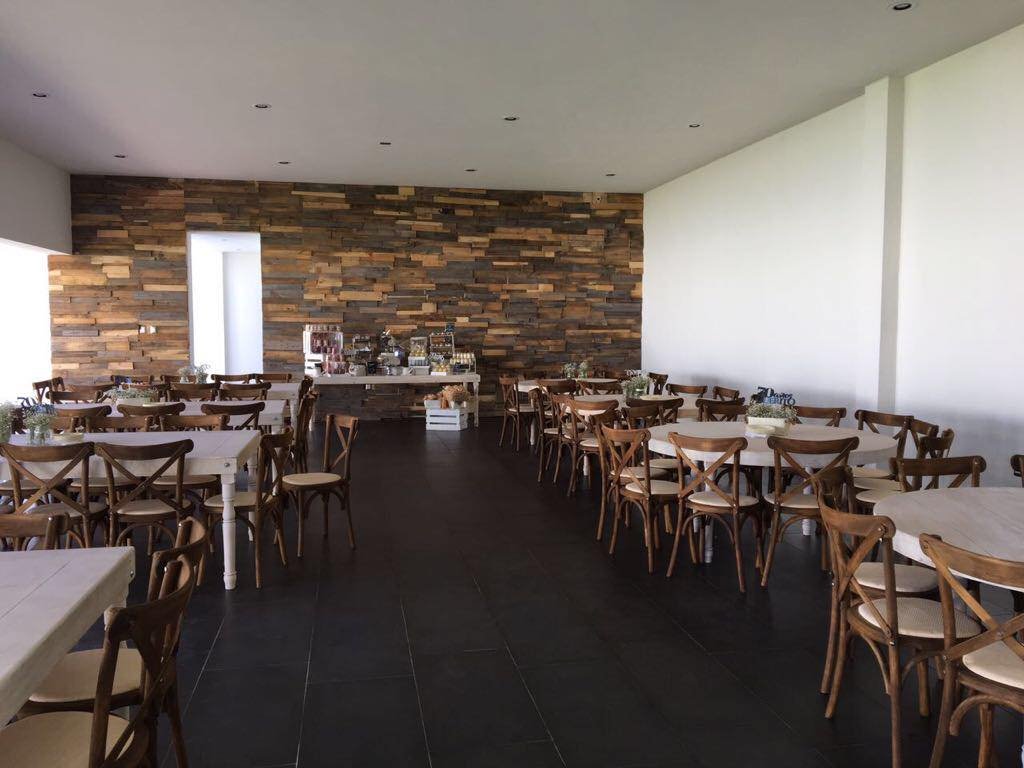 Interior del salón con muro de madera