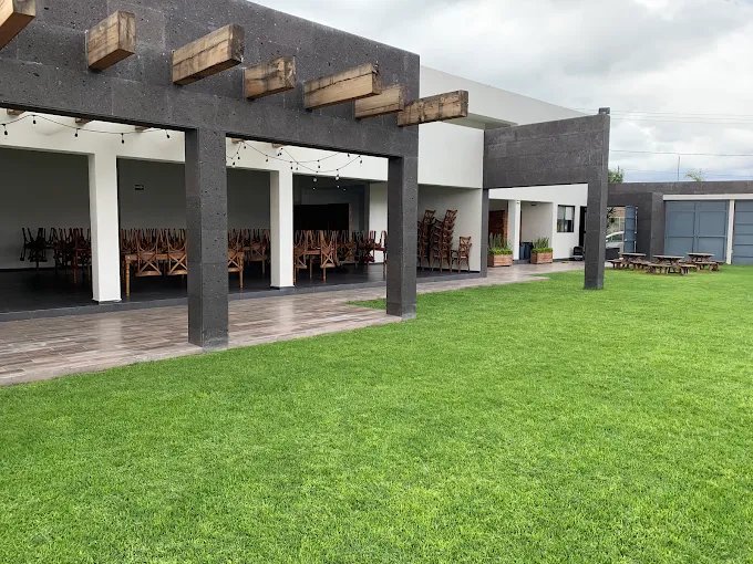 Jardín abierto con pérgola y series de luces